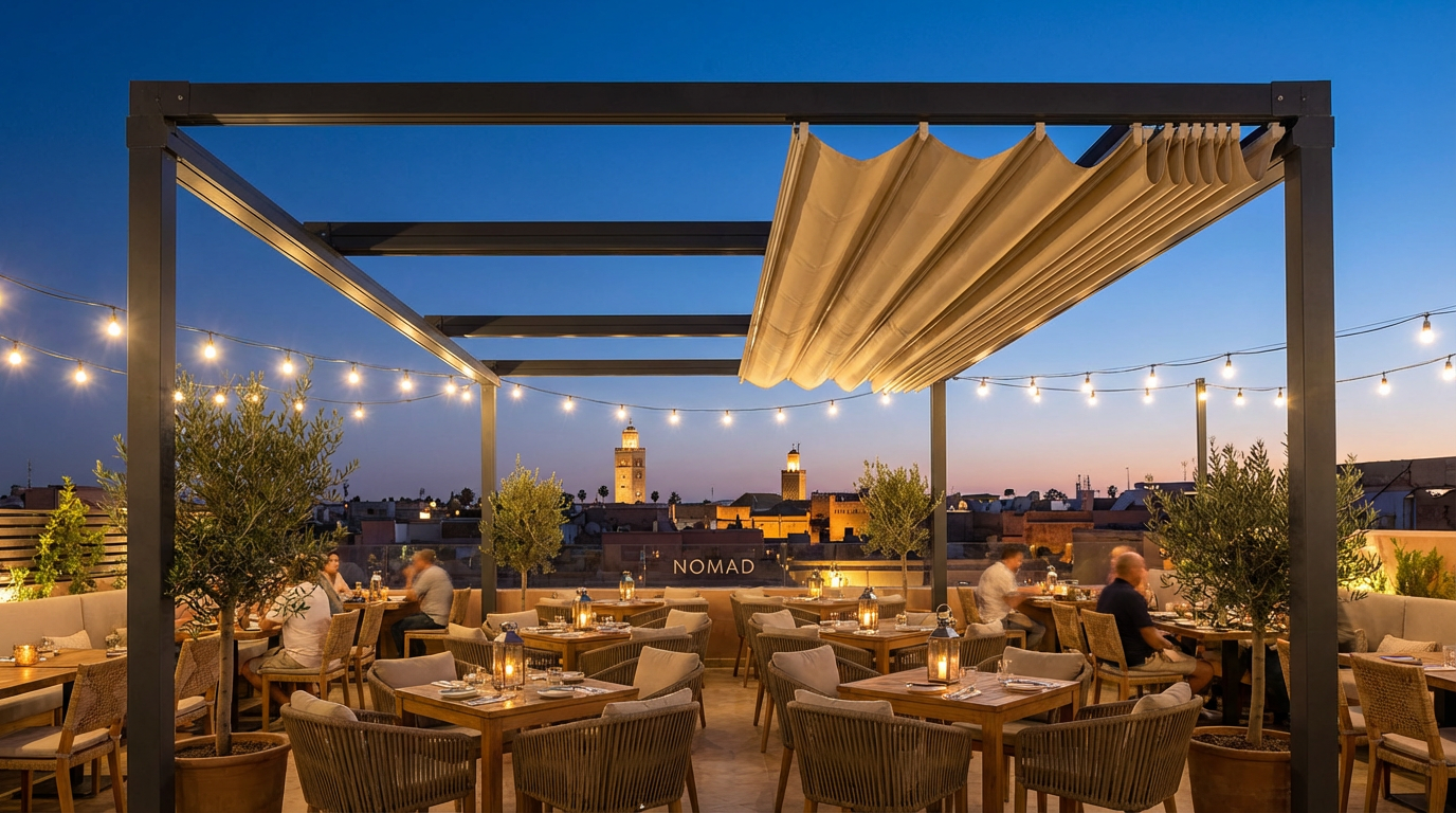 Couverture Terrasse Restaurant Pergola métallique moderne avec toile PVC couvrant une terrasse de restaurant au Maroc